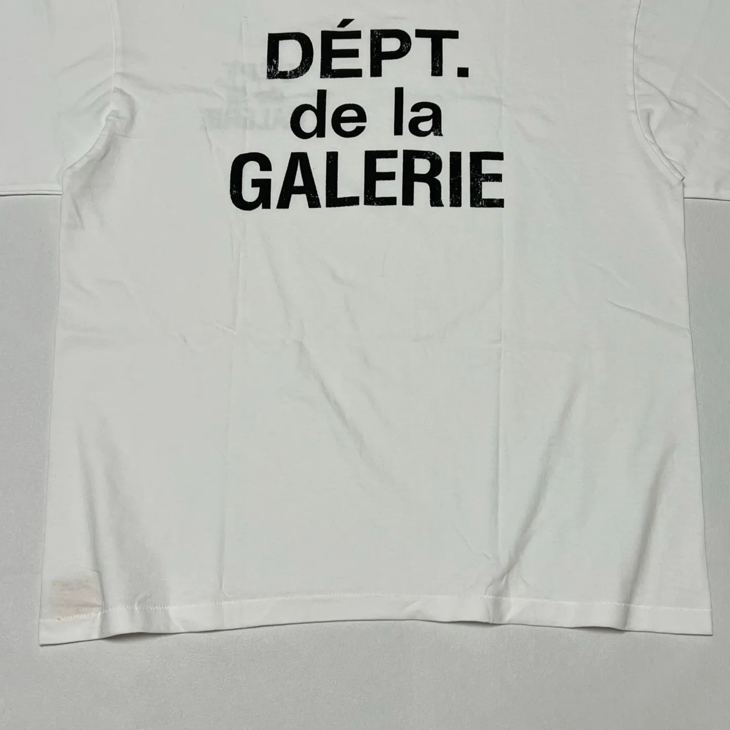 GALLERY DEPT. CLASSIC FRENCH TEE Classic French TEE White S-XL This time the return of the classic French Tee follows the newly replenished version of the official website. The printing is mottled and distressed. The main label/wash water label/code number label are also updated. The old style is newly made and the quality is increased.